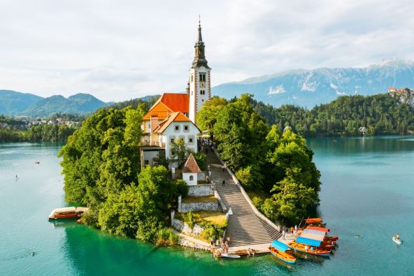 Prilaz crkvi posvećenoj Devici Mariji na ostrvu koje se nalazi usred Bledskog jezera