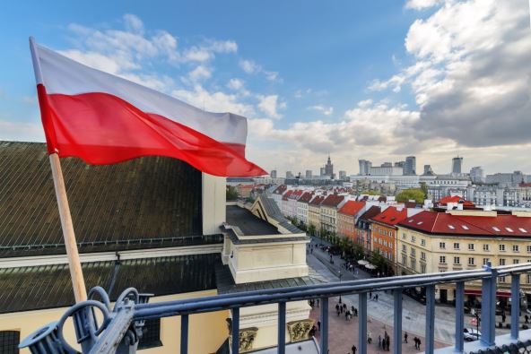 poljska zastava se vijori dok se u pozadini vidi Varšava