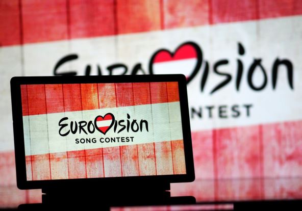 Najava za Evroviziju 2026 u bojama austrijske zastave