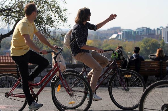 biciklisti prolaze Kalemegdanom u Beogradu