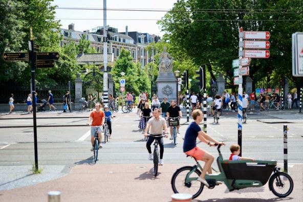 Biciklisti prolaze Amsterdamom