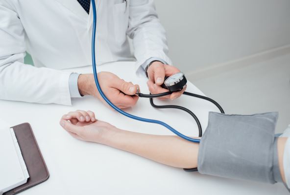 Doktor meri pritisak pacijentu