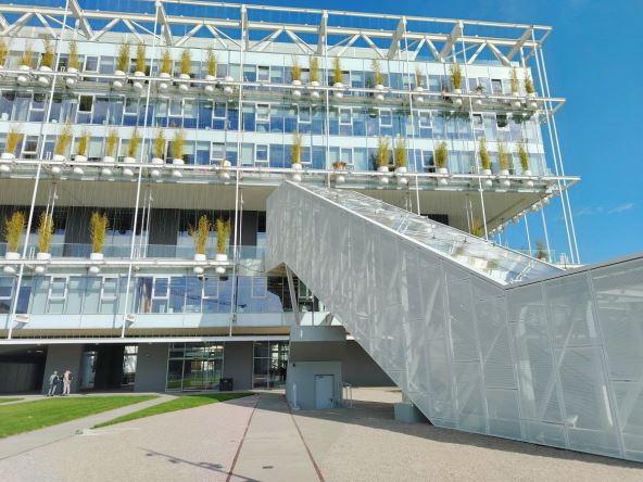 eskalator koji vodi do javne terase nove zgrade Ložionice