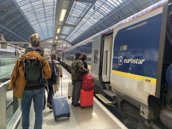 Putnici sa koferima ulaze u voz Eurostara koji povezuje London i Pariz