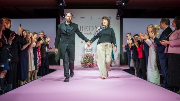 Kreator Nemanja Pantelić je borbu Ivanke Divković Miletić doživeo kroz kontrast sivih širokih pantalona, kao simbola slobode i komfora, i asimetrične, ručno oslikane košulje, koja svedoči o nepredvidivom toku borbe.