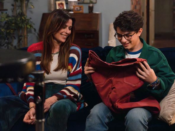 Dečak u roze pantalonama