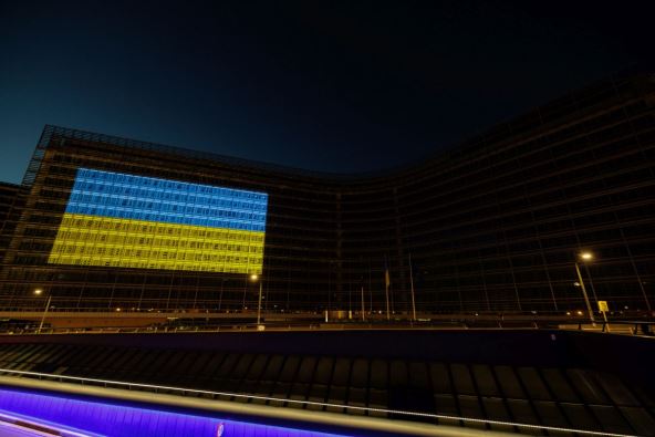 ukrajinska zastava na zgradi Evropske komisije u Briselu