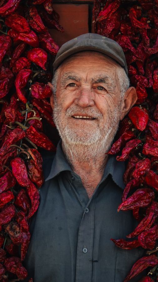 Fotografija Irene Petković 'Ponosno međ paprikama' iz Donje Lokošnice