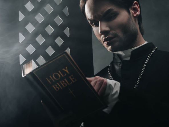 Katolički sveštenik čita Bibliju