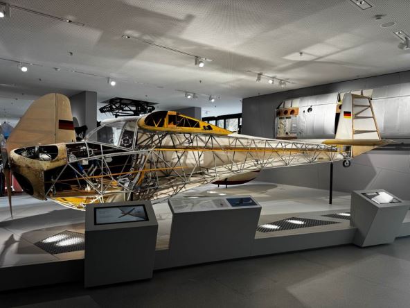 Postavka posvećena avijaciji