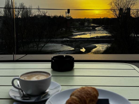 Pogled sa krova muzeja na kome se nalazi kafić