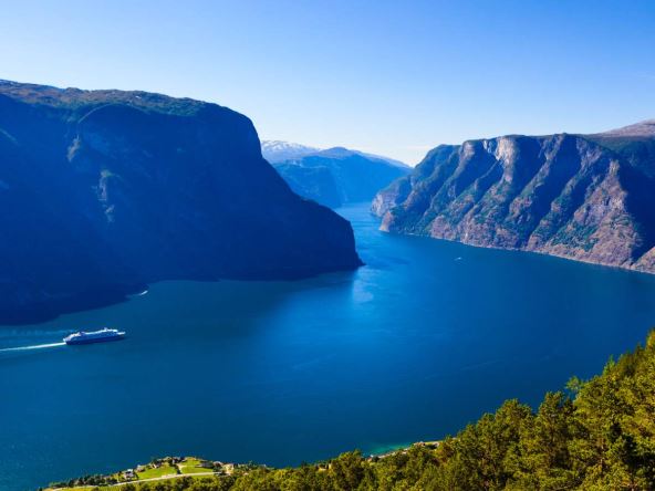 Kruzer na putovanju kroz norveške fjordove