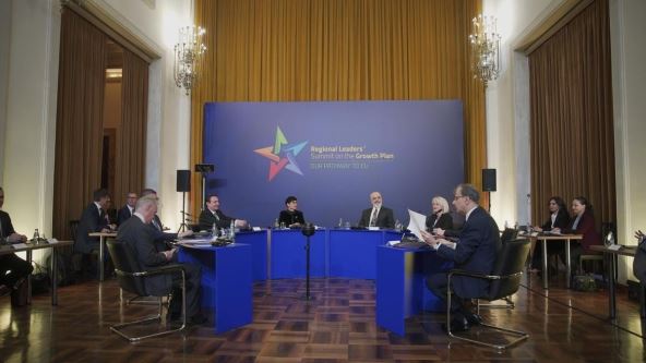 Marta Kos, u sredini levo, tokom Samita regionalnih lidera o Planu rasta.