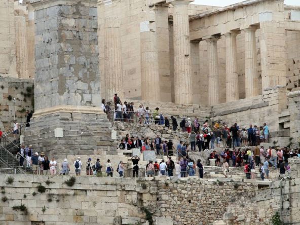 Veliki broj turista na atinskom Akropolju