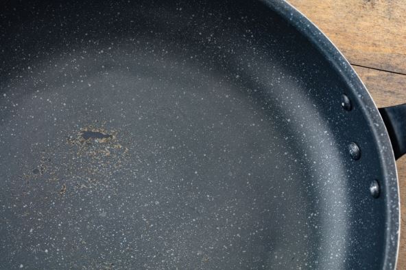 izgrebani teflonski tiganj koji ukazuje na zagađenje večnim hemikalijama