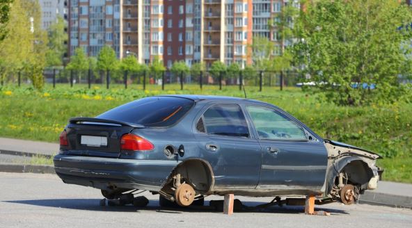 neispravni automobil bez točkova