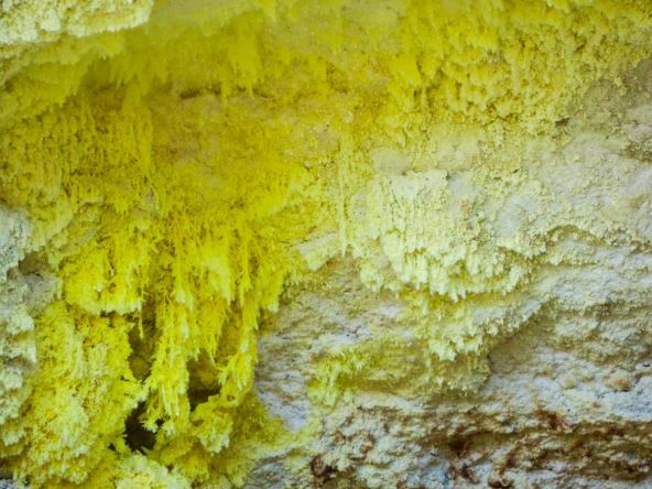 Sumpor na zidu pećine