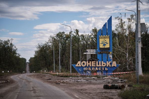 Znak na ulasku u Donjeck uništen u ratu u Ukrajini