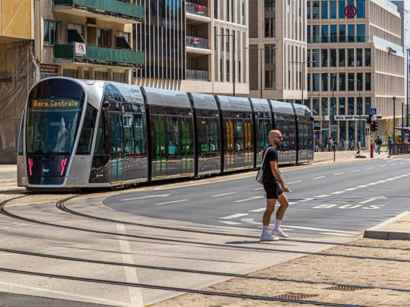 Čovek prelazi ulicu ispred tramvaja u Luksemburgu