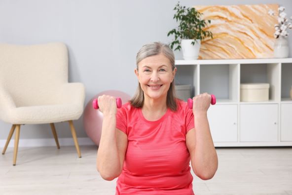 žena u menopauzi vežba sa tegovima kod kuće