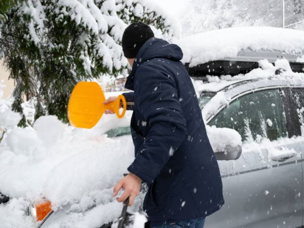 Sneg na automobilu