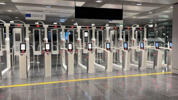 automati za samoočitavanje putnika na aerodromu