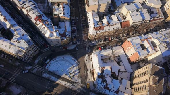 snimak dronom pokazuje beogradske ulice i krovove prekrivene snegom