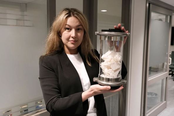 Galina Simonsen pokazuje hidrate soli koji imaju veliku ulogu u projektu SINTEF-a