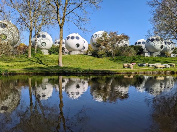 okrugle kuće u naselju Bolvoningen u Holandiji