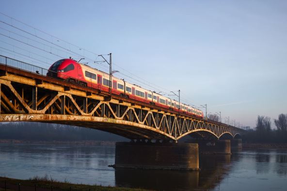 voz prolazi železničkim mostom u Varšavi