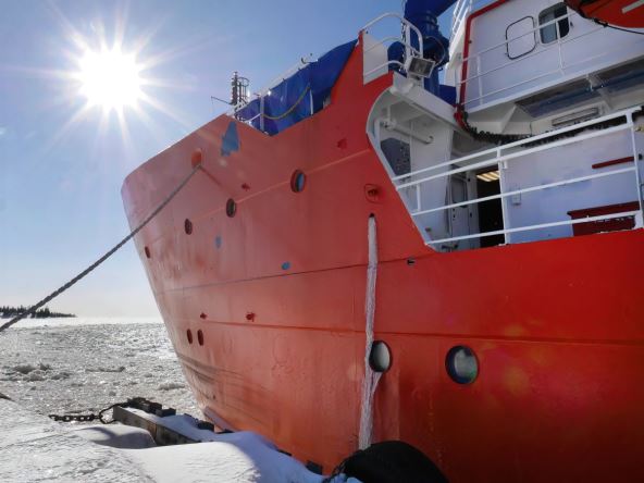 ledolomac krči put na Arktiku