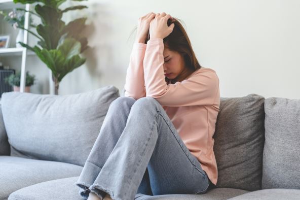 Devojka se drži za glavu