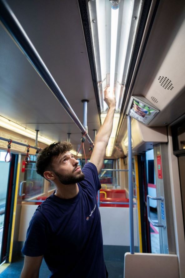 majstor postavlja led svetla u vozilima metroa