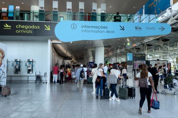 putnici na aerodromu u Lisabonu
