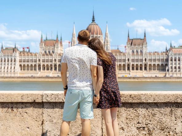 Par koji gleda u zgradu Parlamenta u Budimpešti