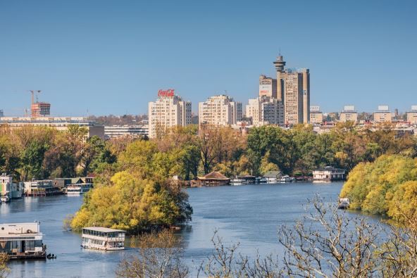 Pogled na zelenilo Beograda i reku Savu