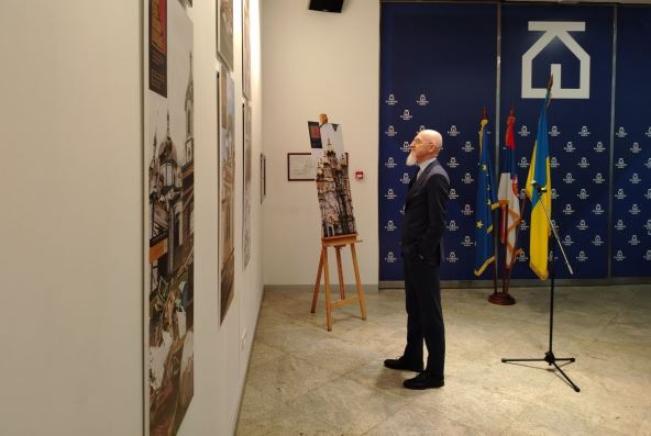 Italijanski ambasador Luka Gori gleda fotografije posvećene razaranju u Ukrajini