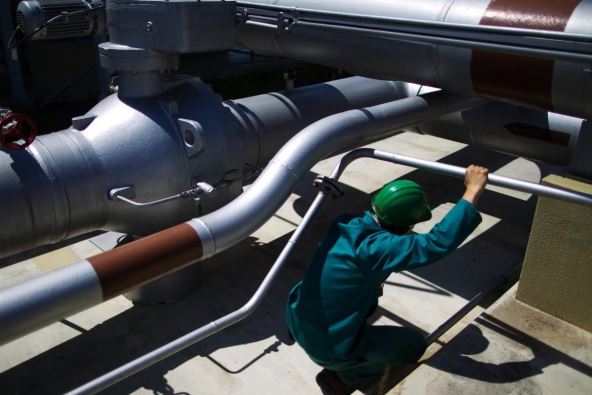 radnik na naftovodu Družba