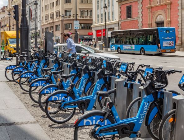 Čovek parkira električni bicikl na ulici u Madridu