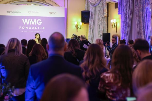 Vjera Mujović, poznata po tumačenju snažnih ženskih likova, obraća se prisutnima na svečanom koktelu WMG fondacije, ističući hrabrost i uticaj žena.