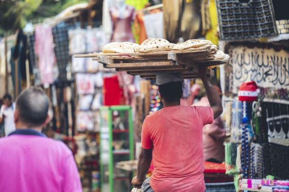 muškarac nosi lepinje hleba u Egiptu
