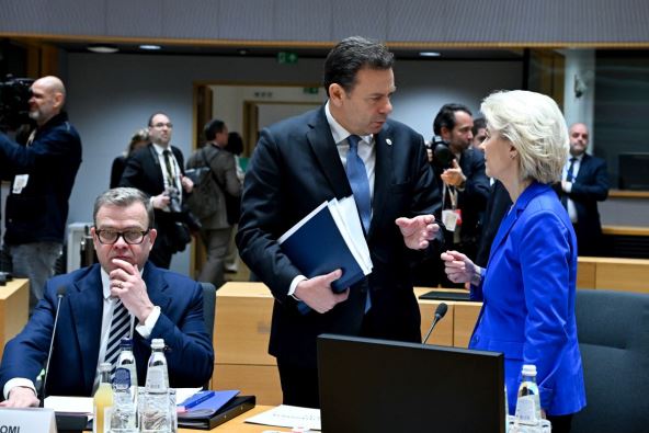 ursula fon der lajen sa zvaničnicima u sedištu evropske komisije