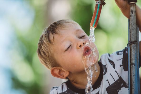 Dete pije vodu