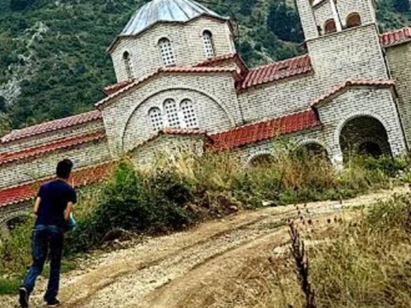 Nagnuta crkva u Tesaliji