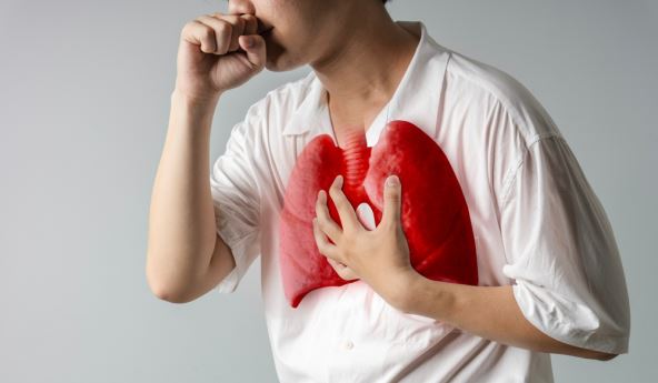 mladić koji kašlje se drži za pluća koja su označena crvenom bojom