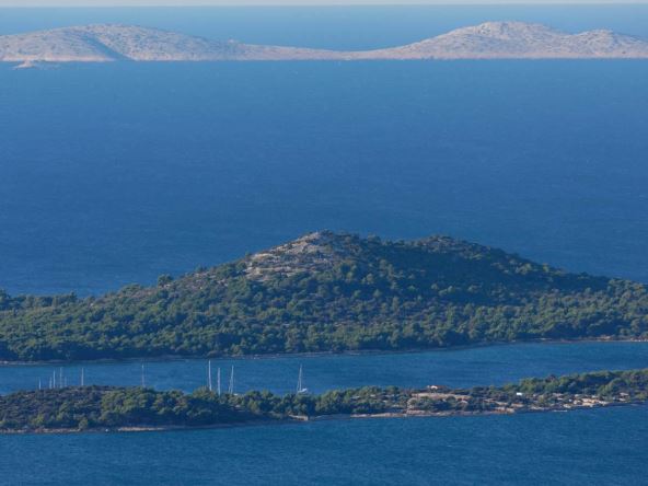 Pogled na Vransko jezero na Cresu i Jadransko more