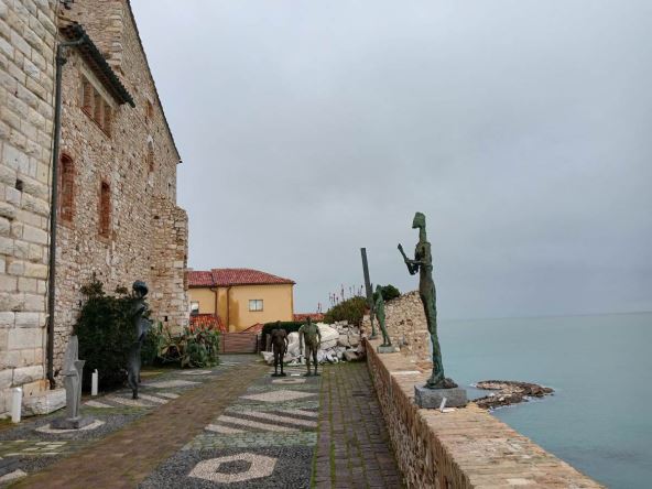 Dvorište Pikasovog muzeja u Antibu i skulpture koje ga krase
