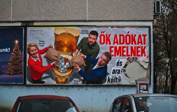 predizborni bilbord koji prikazuje Petera Mađara u društvu Ursule fon der Lajen i Vladimira Zelenskog