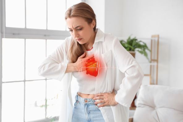 žena se drži za grudi u predelu srca, crveno srce i i srčani ritam