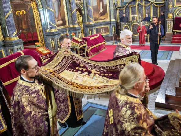 Iznošenje plaštanice na Veliki Petak u Hramu Svetog Save